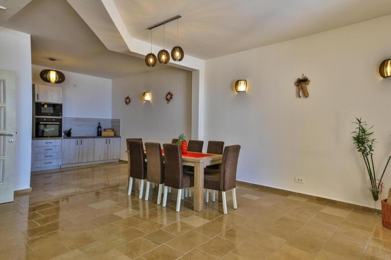 Sunny Orchid Villa